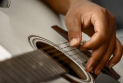 manicure-tips-for-guitar-player